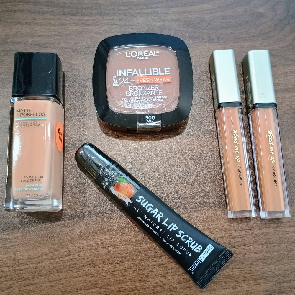 Bundle Of Makeup. 1 Foundation, One Bronzer, 1 Sugar Lip Scrub And 2 Concelors - Picture 1 of 6